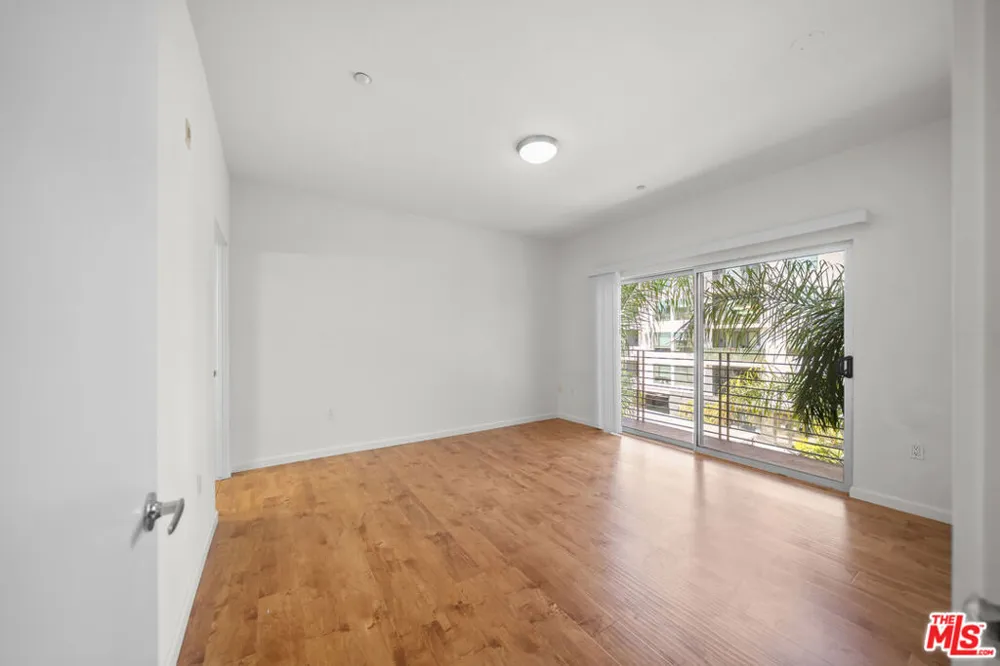 2864 Sunset Place #201 Los Angeles, CA 90005
