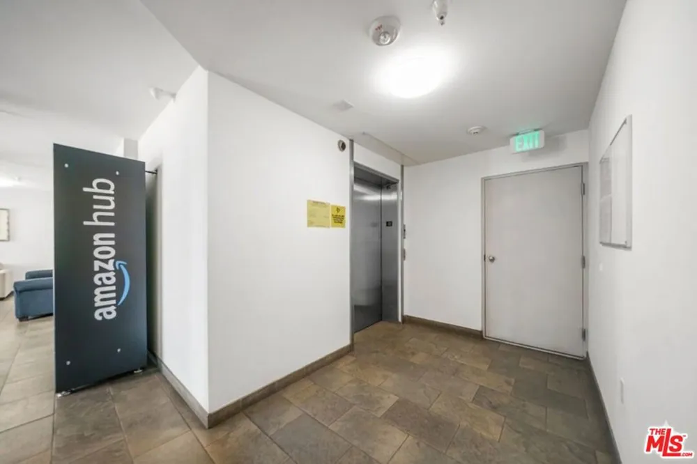 2864 Sunset Place #201 Los Angeles, CA 90005