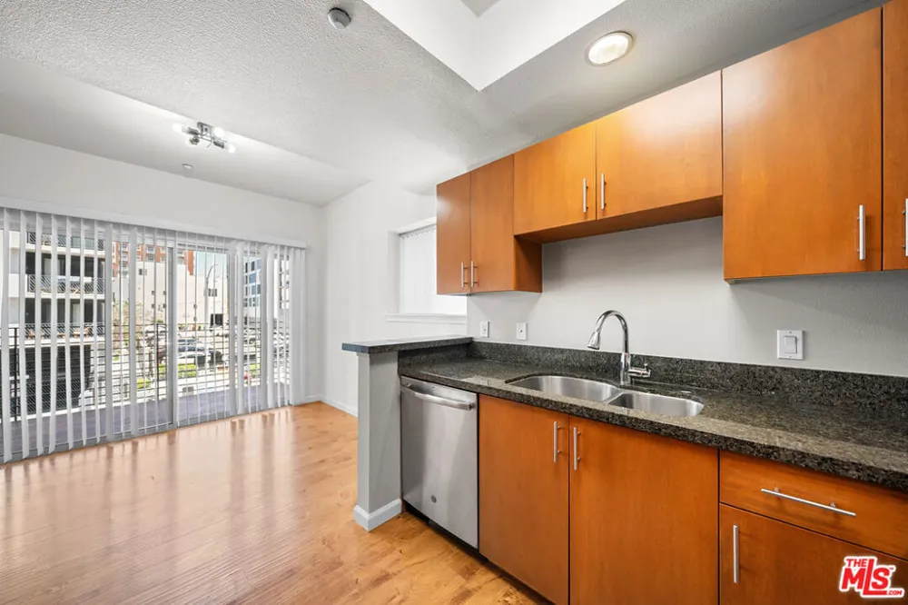 2864 Sunset Place #201 Los Angeles, CA 90005
