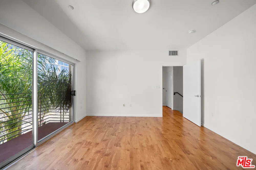 2864 Sunset Place #201 Los Angeles, CA 90005