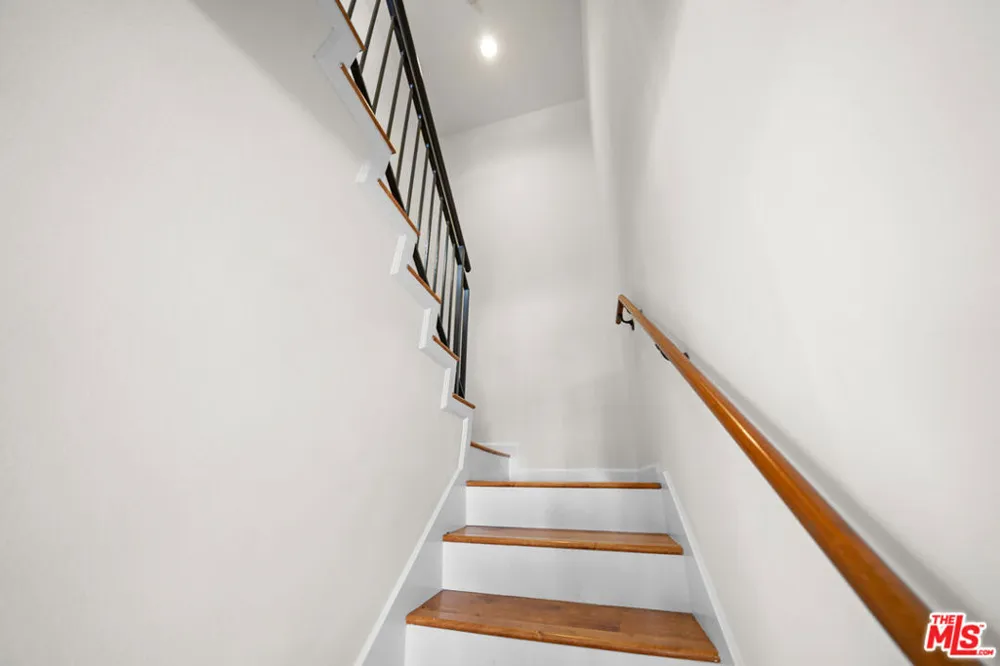 2864 Sunset Place #201 Los Angeles, CA 90005