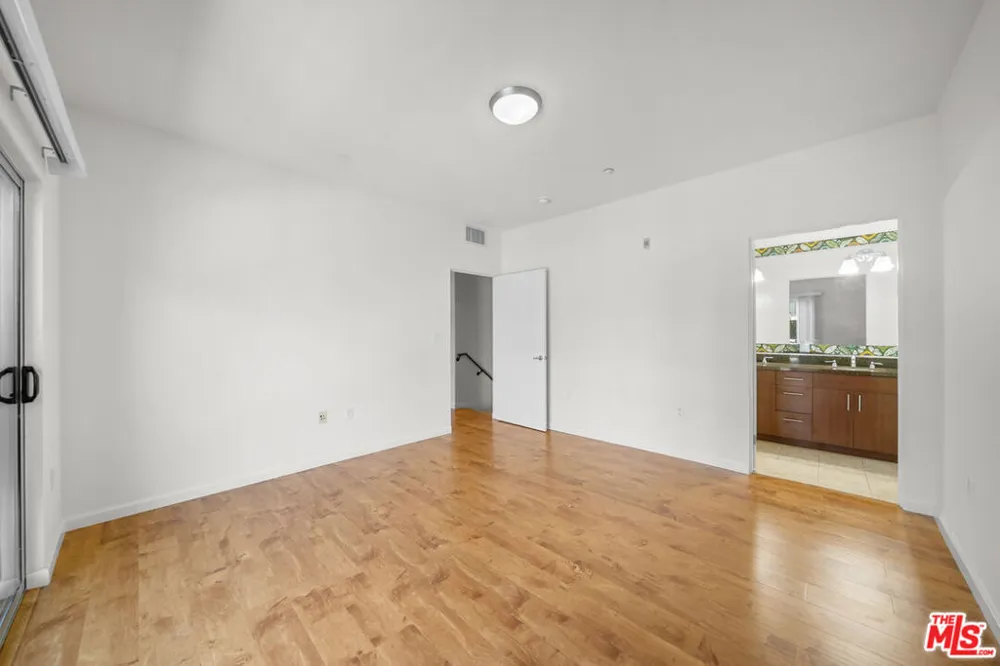 2864 Sunset Place #201 Los Angeles, CA 90005