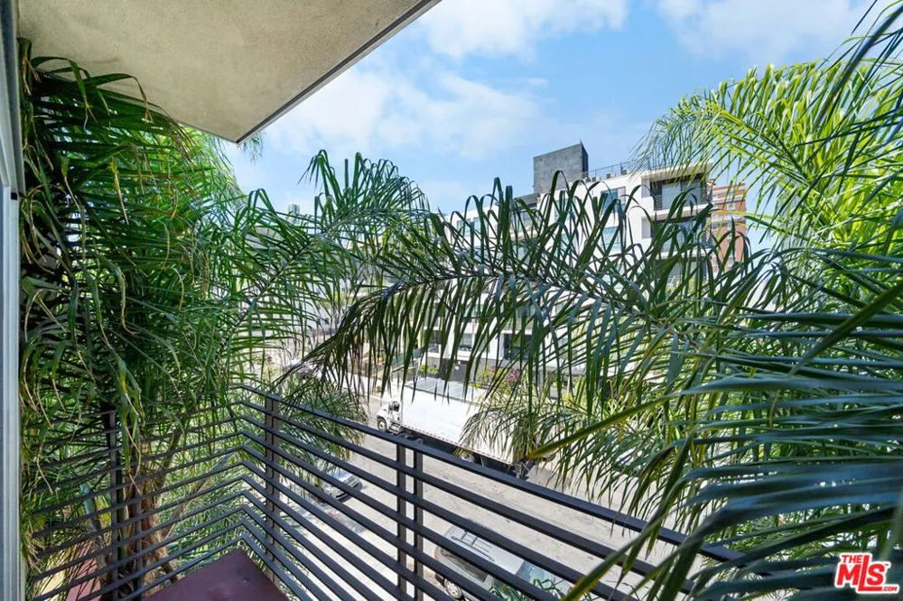 2864 Sunset Place #201 Los Angeles, CA 90005