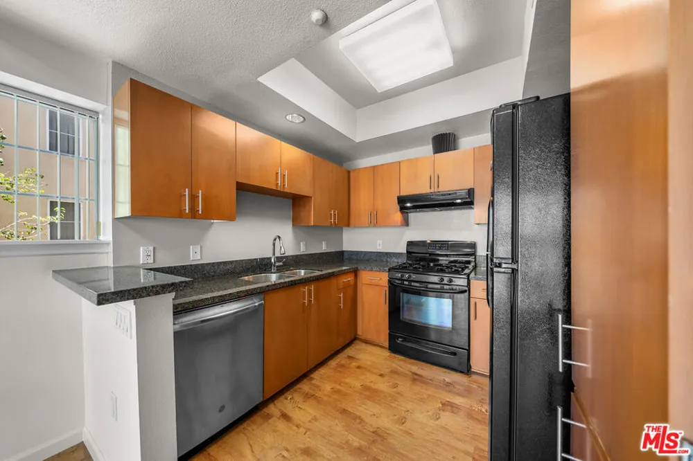 2864 Sunset Place #201 Los Angeles, CA 90005