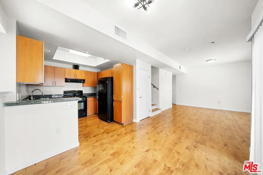 2864 Sunset Place #201 Los Angeles, CA 90005