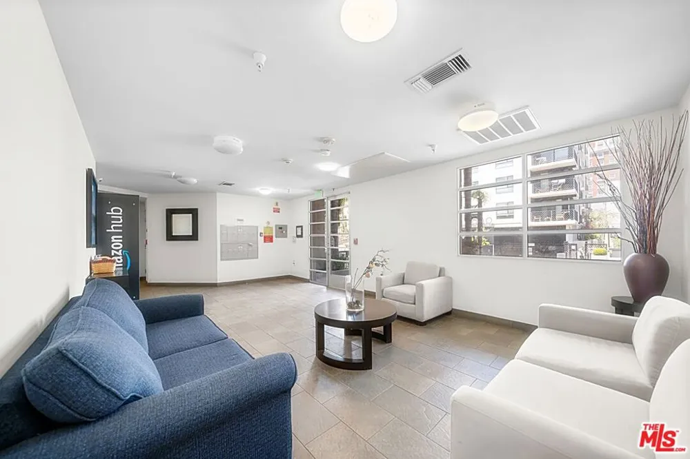 2864 Sunset Place #201 Los Angeles, CA 90005
