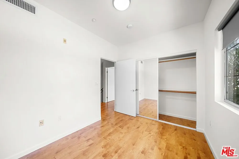 2864 Sunset Place #201 Los Angeles, CA 90005