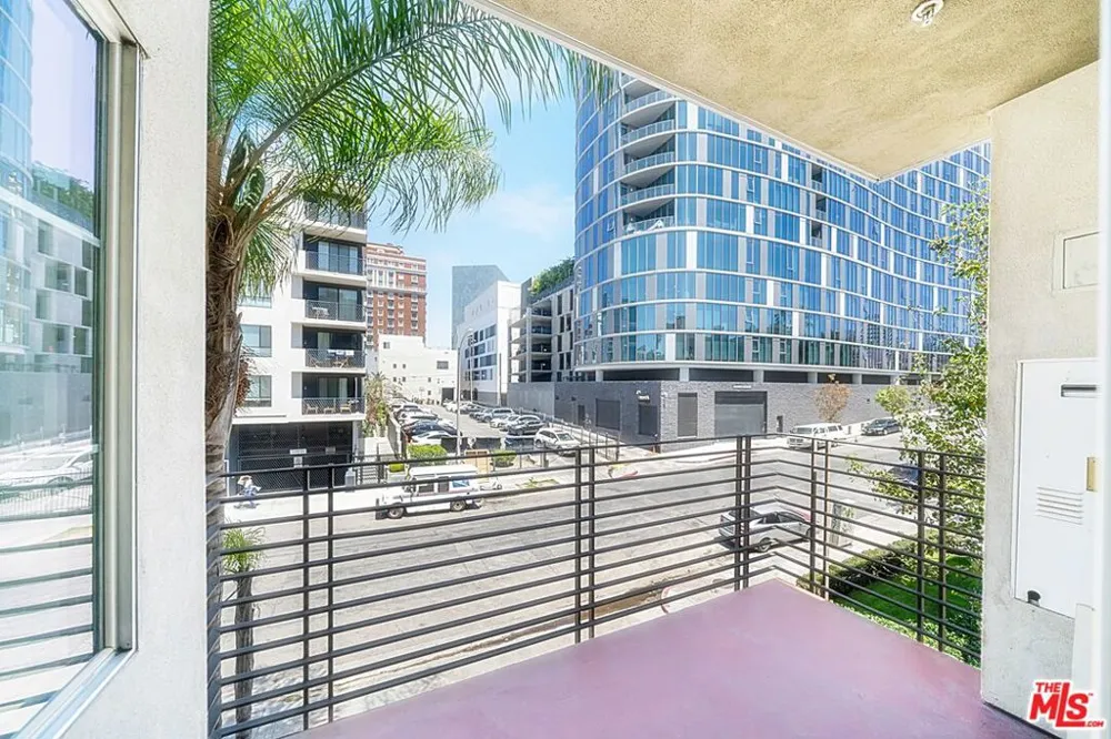 2864 Sunset Place #201 Los Angeles, CA 90005