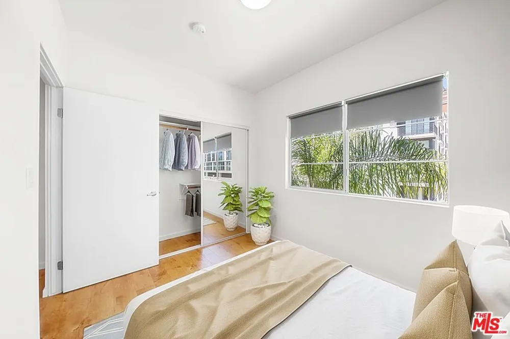 2864 Sunset Place #201 Los Angeles, CA 90005