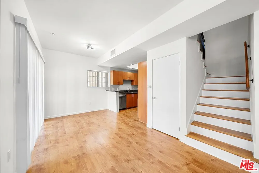2864 Sunset Place #201 Los Angeles, CA 90005