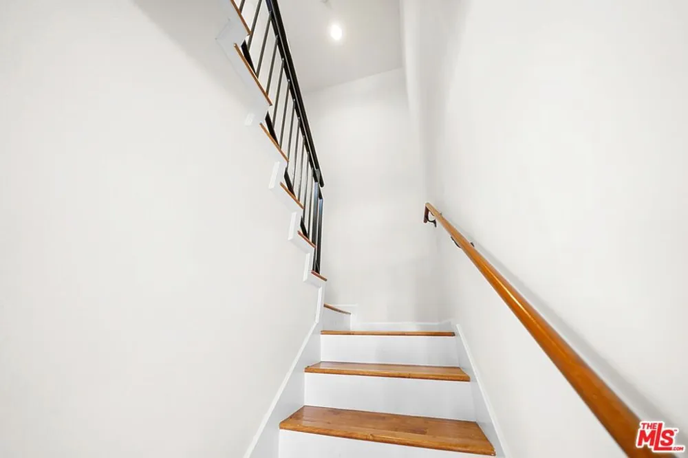 2864 Sunset Place #201 Los Angeles, CA 90005