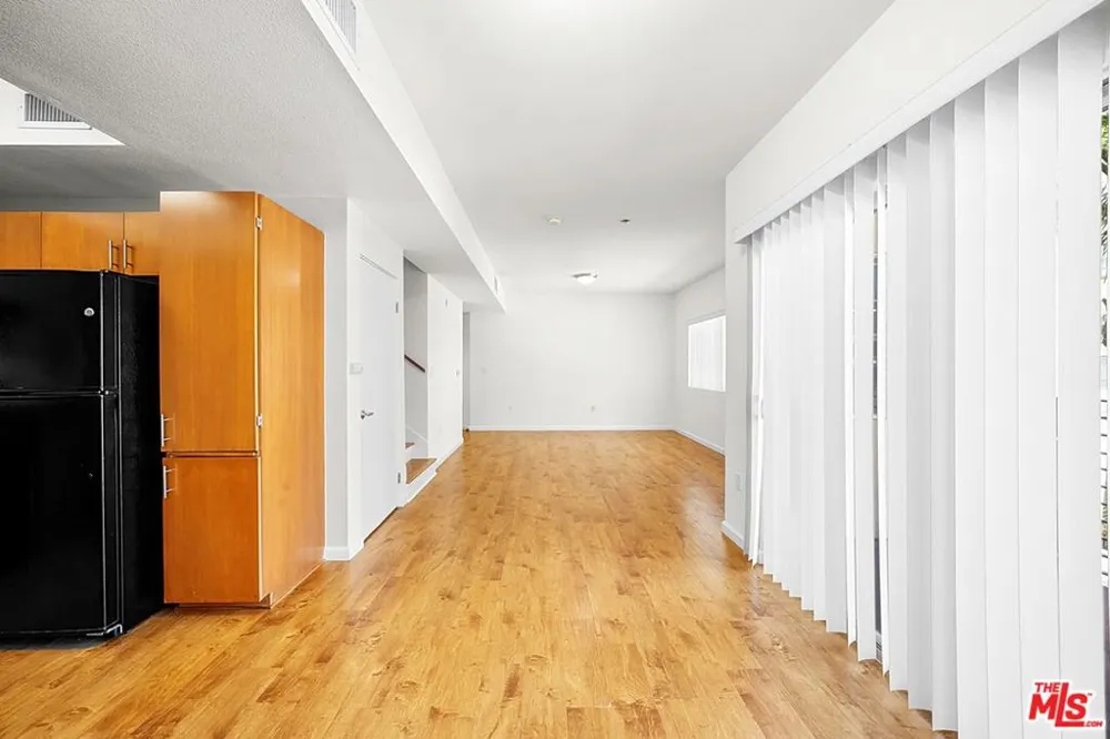 2864 Sunset Place #201 Los Angeles, CA 90005