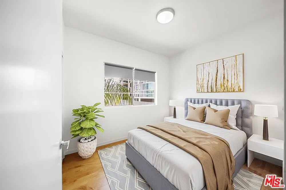 2864 Sunset Place #201 Los Angeles, CA 90005