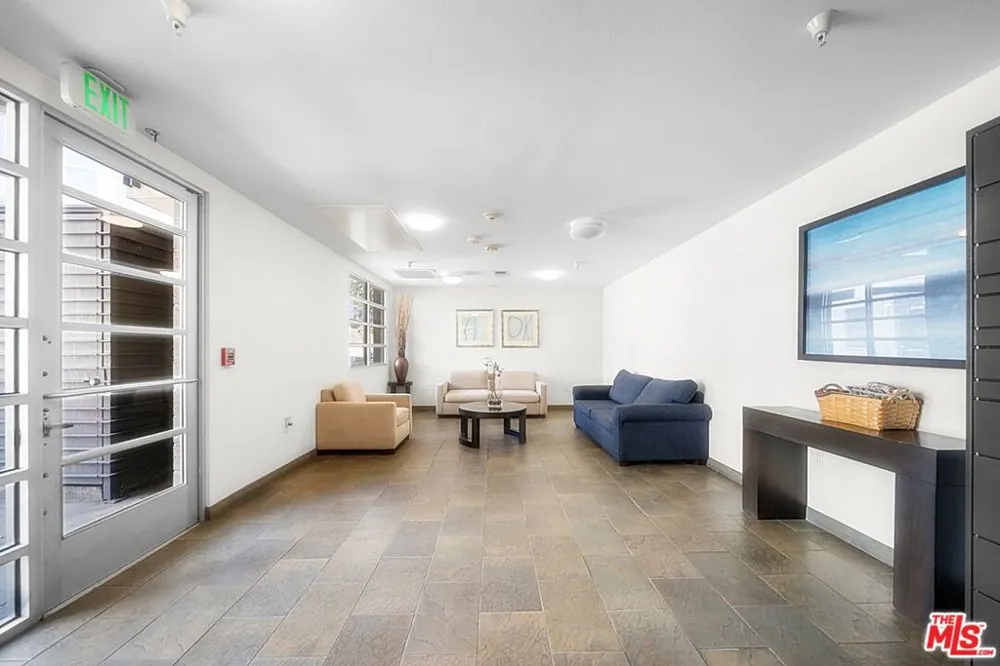 2864 Sunset Place #201 Los Angeles, CA 90005