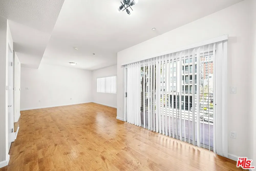 2864 Sunset Place #201 Los Angeles, CA 90005