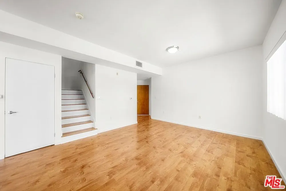 2864 Sunset Place #201 Los Angeles, CA 90005