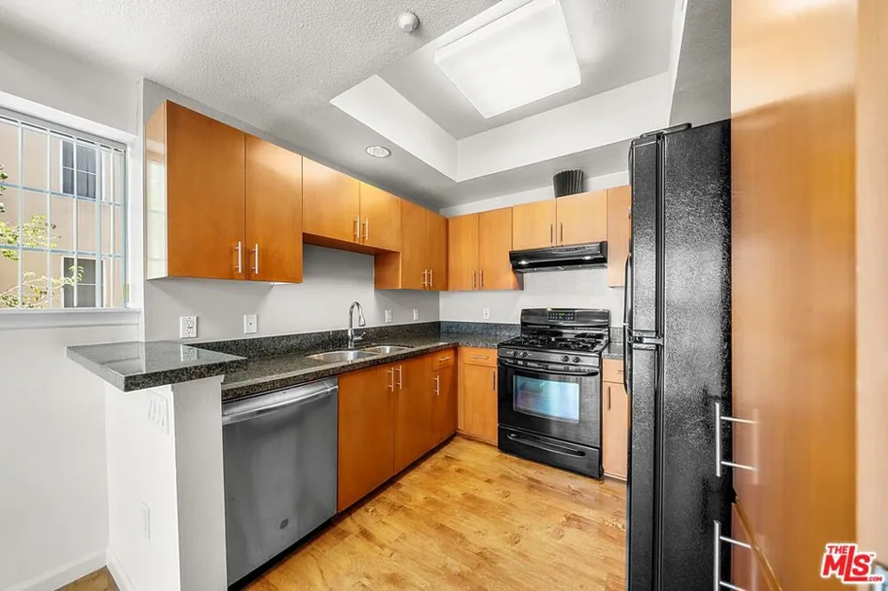 2864 Sunset Place #201 Los Angeles, CA 90005