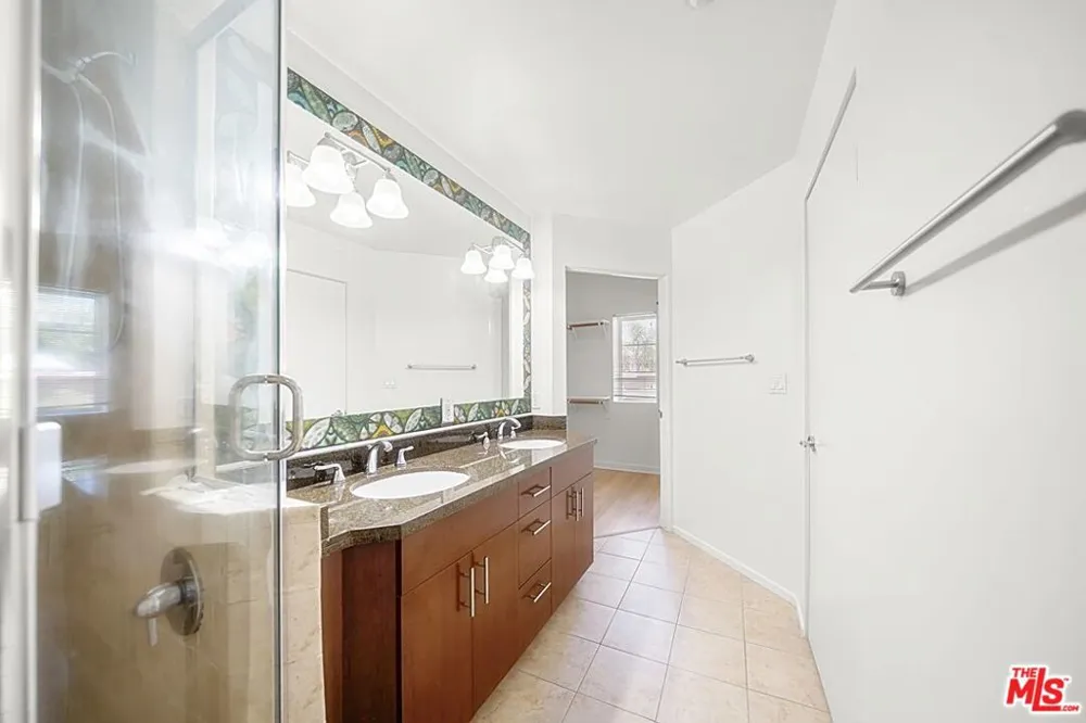 2864 Sunset Place #201 Los Angeles, CA 90005