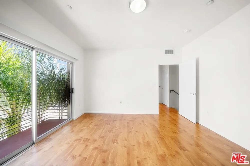 2864 Sunset Place #201 Los Angeles, CA 90005