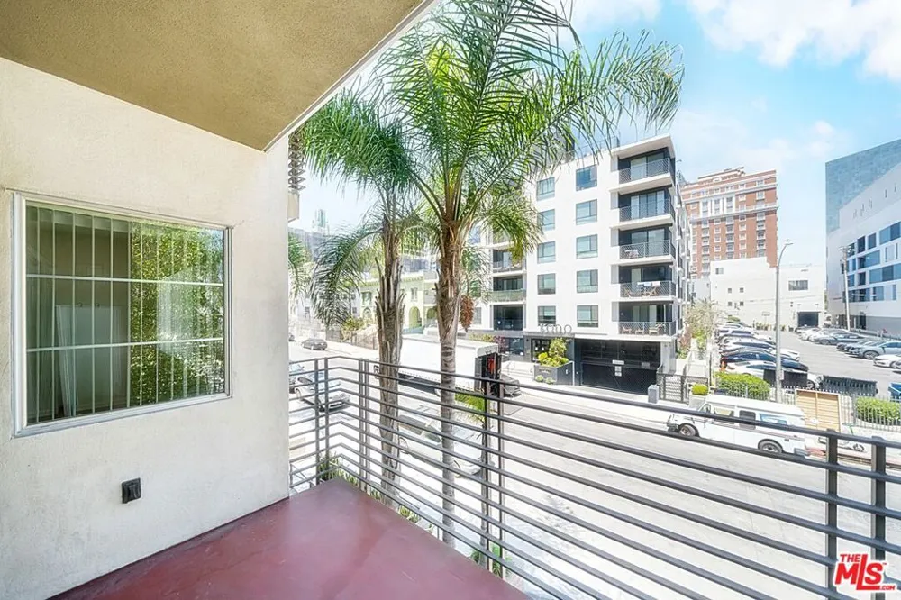 2864 Sunset Place #201 Los Angeles, CA 90005