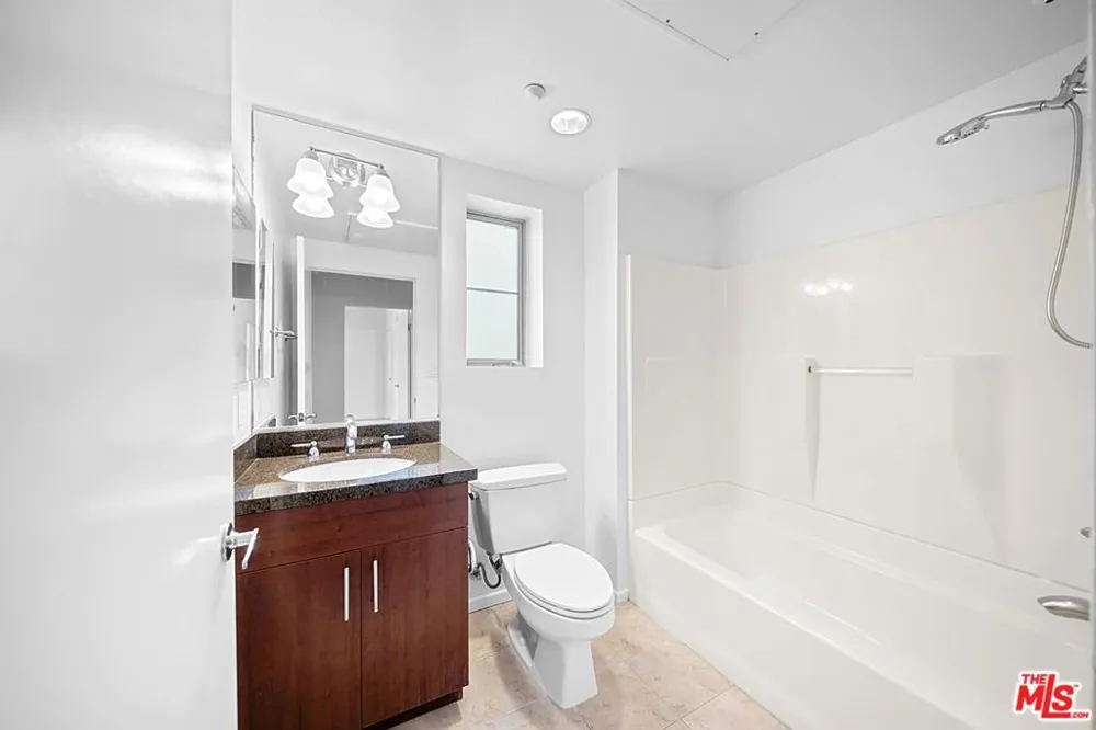 2864 Sunset Place #201 Los Angeles, CA 90005