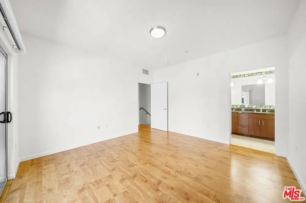 2864 Sunset Place #201 Los Angeles, CA 90005