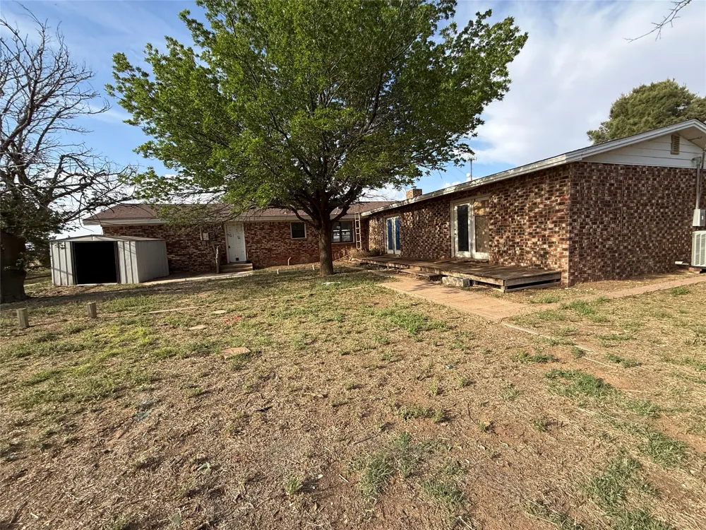 337 County Road 692 Seagraves, TX 79359