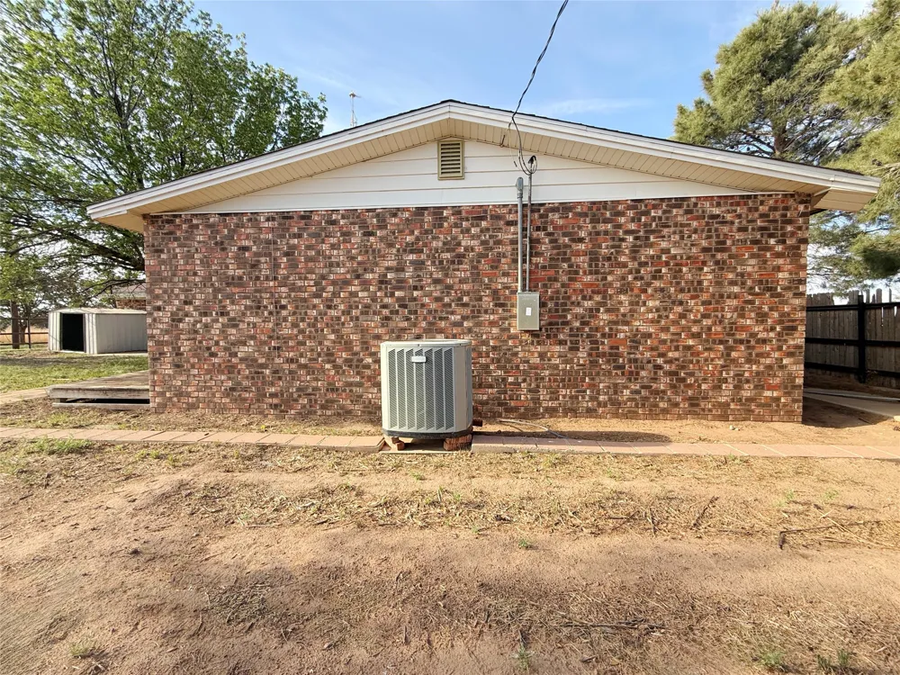 337 County Road 692 Seagraves, TX 79359