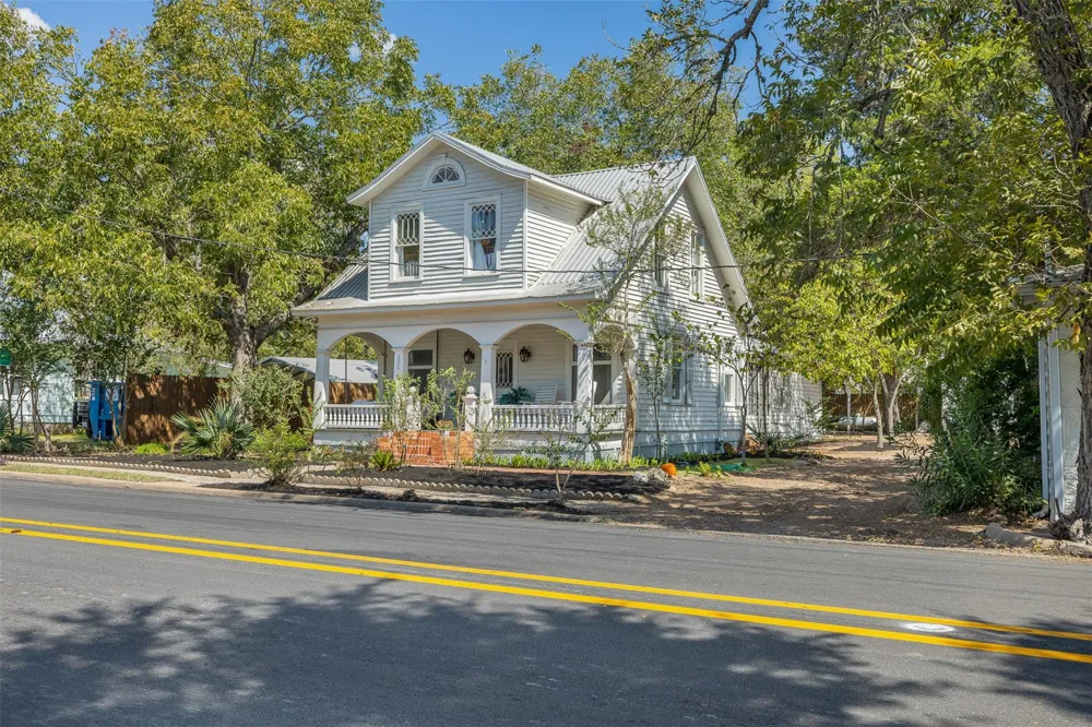 206 Rusk Fayetteville, TX 78940