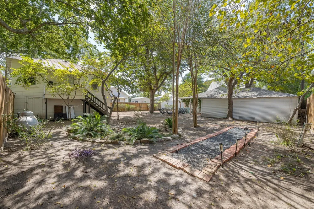 206 Rusk Fayetteville, TX 78940