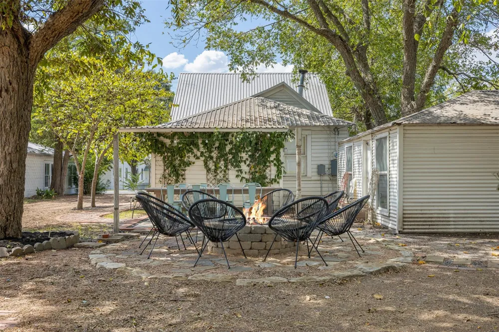 206 Rusk Fayetteville, TX 78940