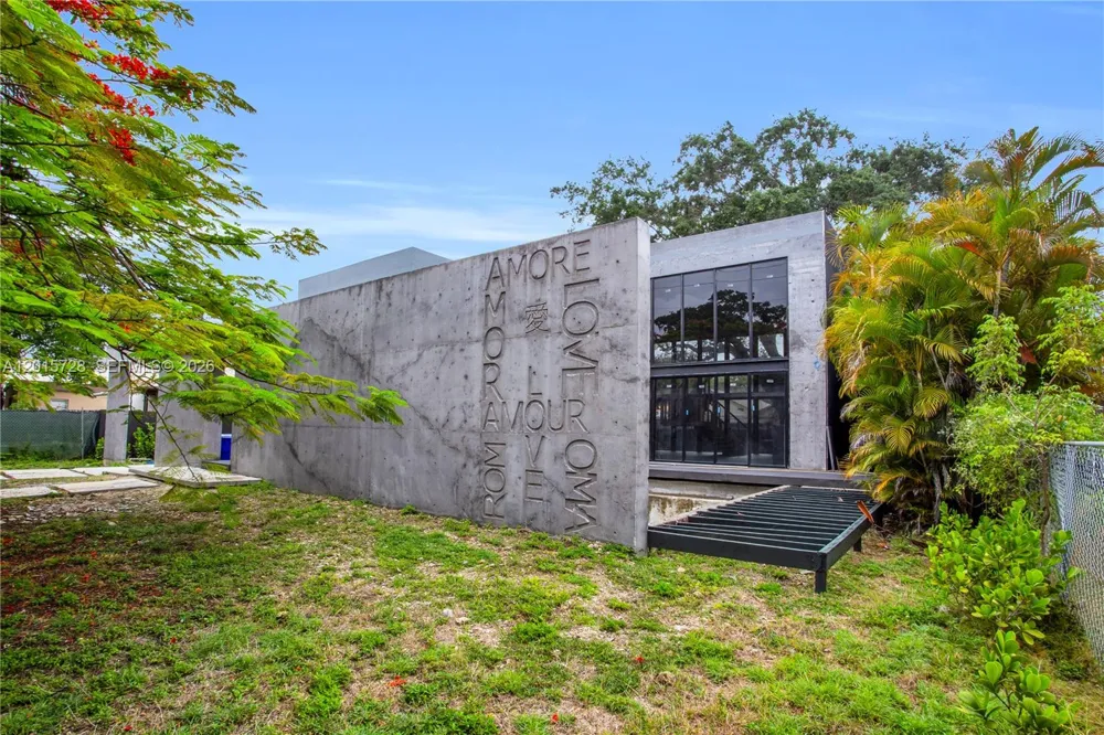 221 SW 25th Rd Miami, FL 33129
