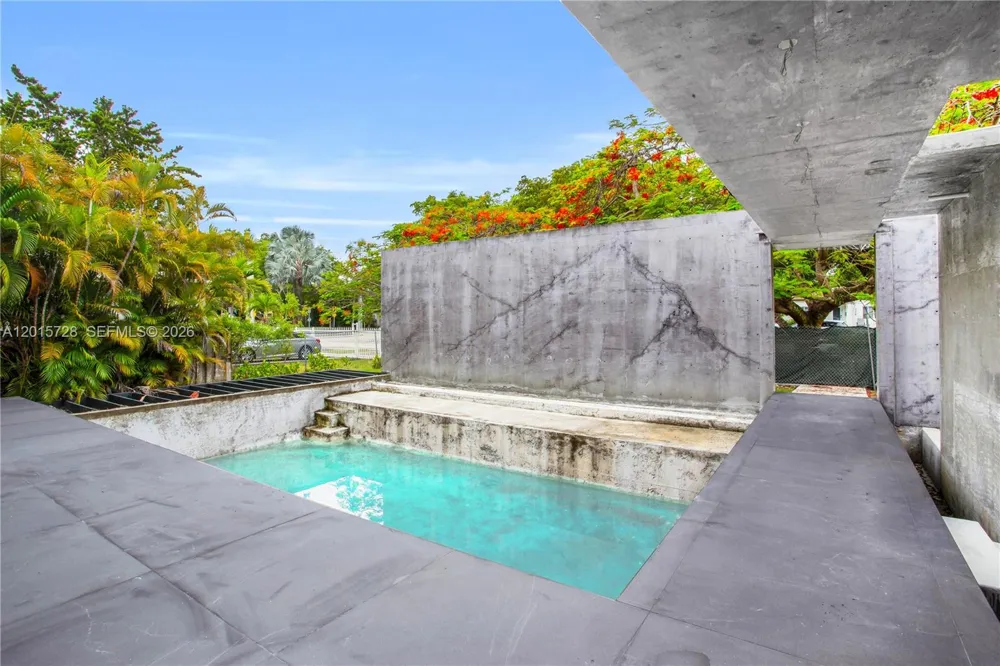 221 SW 25th Rd Miami, FL 33129
