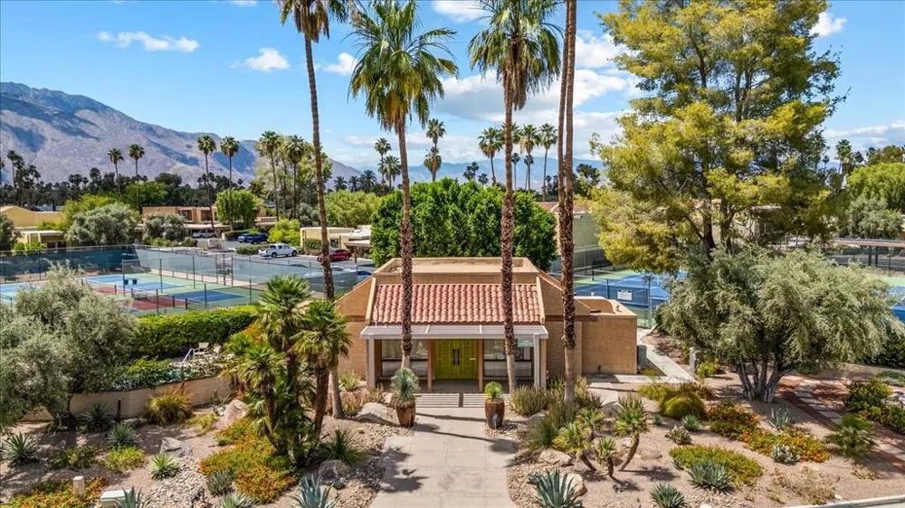 5794 Los Coyotes Drive Palm Springs, CA 92264