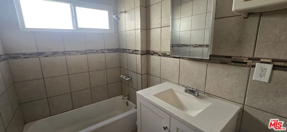 2635 W Imperial Highway #3 Inglewood, CA 90303