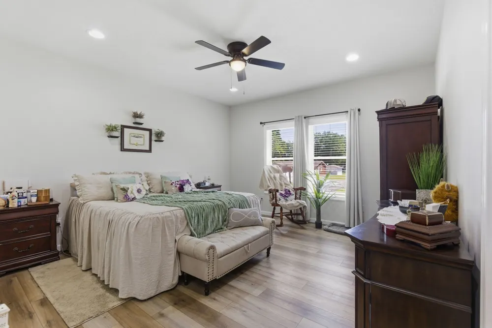 208 Avalon Dr Paris, TN 38242