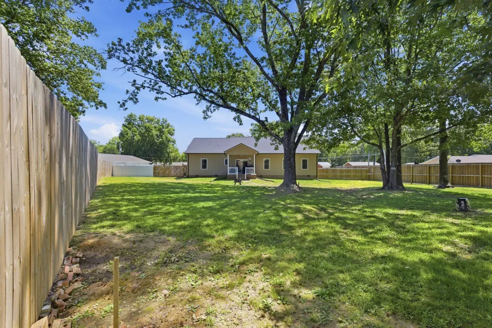 208 Avalon Dr Paris, TN 38242