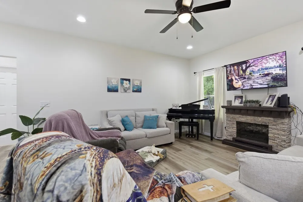 208 Avalon Dr Paris, TN 38242
