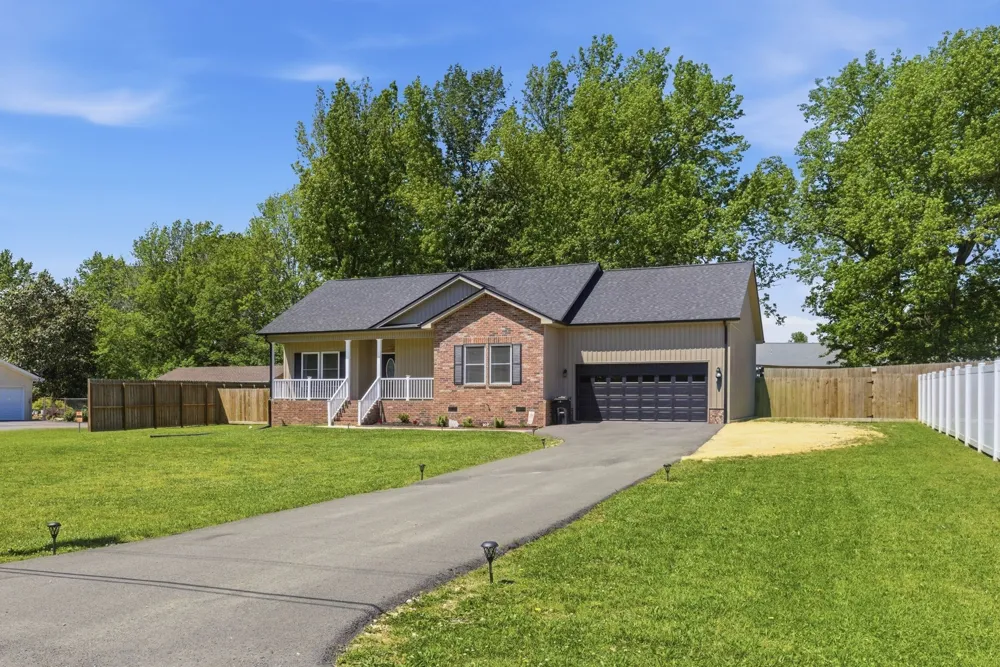 208 Avalon Dr Paris, TN 38242