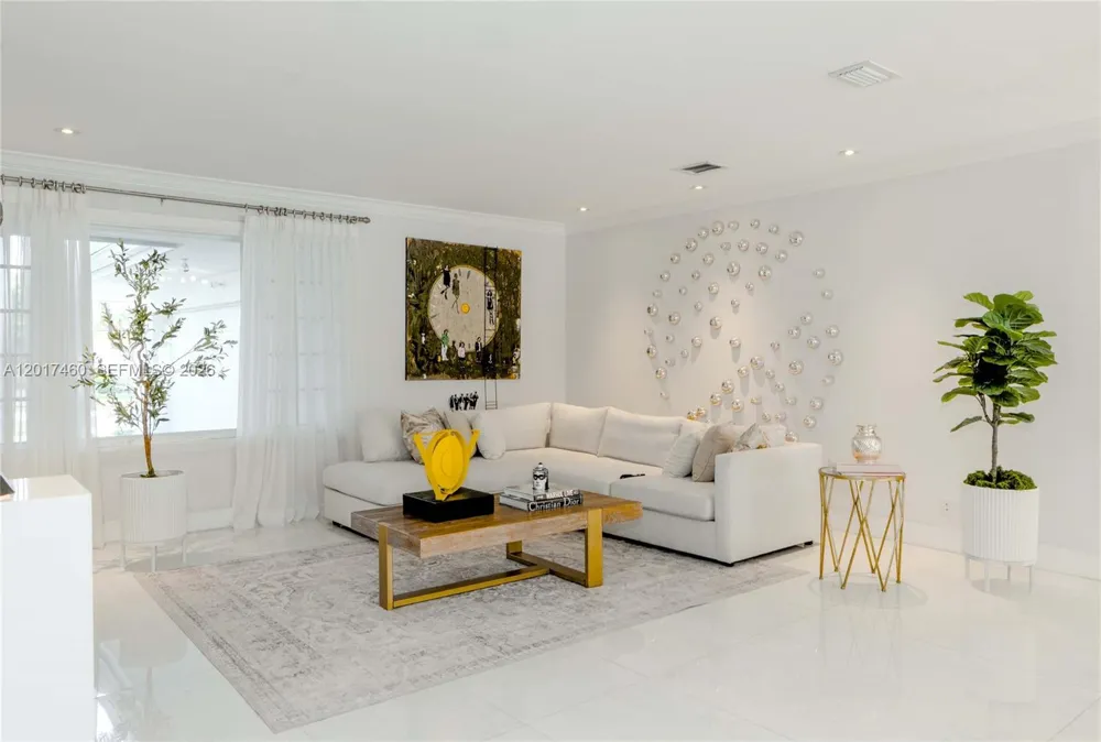 15761 Turnberry Dr Miami Lakes, FL 33014