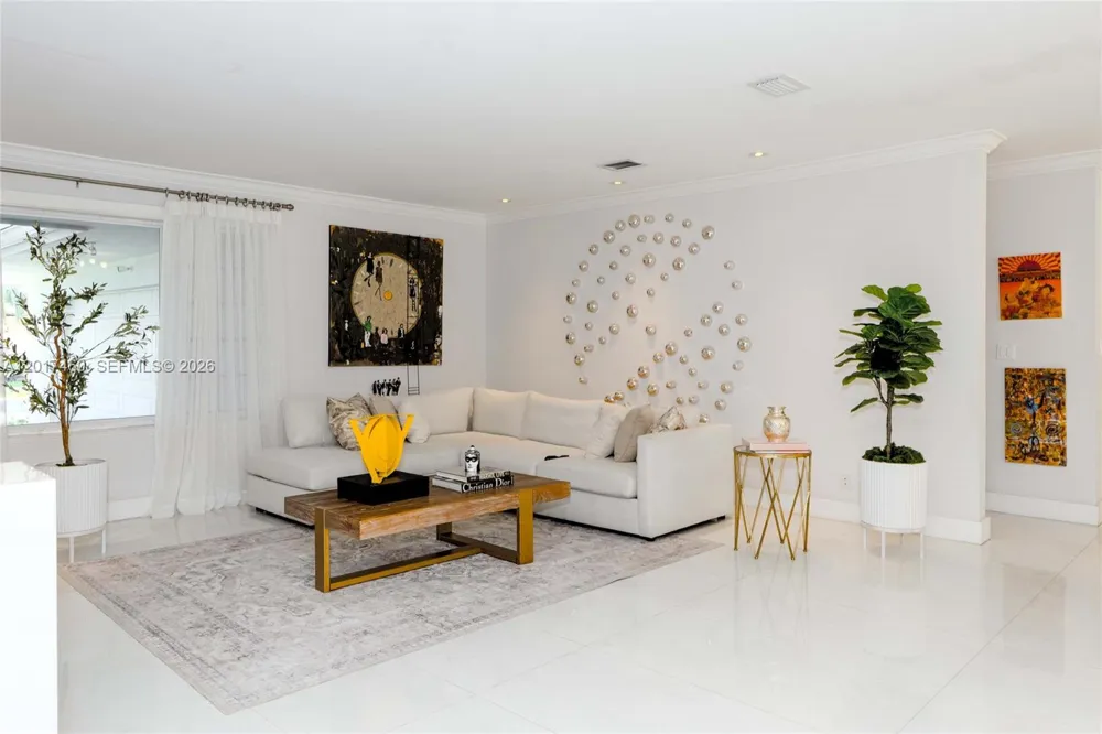 15761 Turnberry Dr Miami Lakes, FL 33014