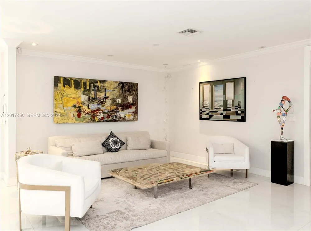 15761 Turnberry Dr Miami Lakes, FL 33014