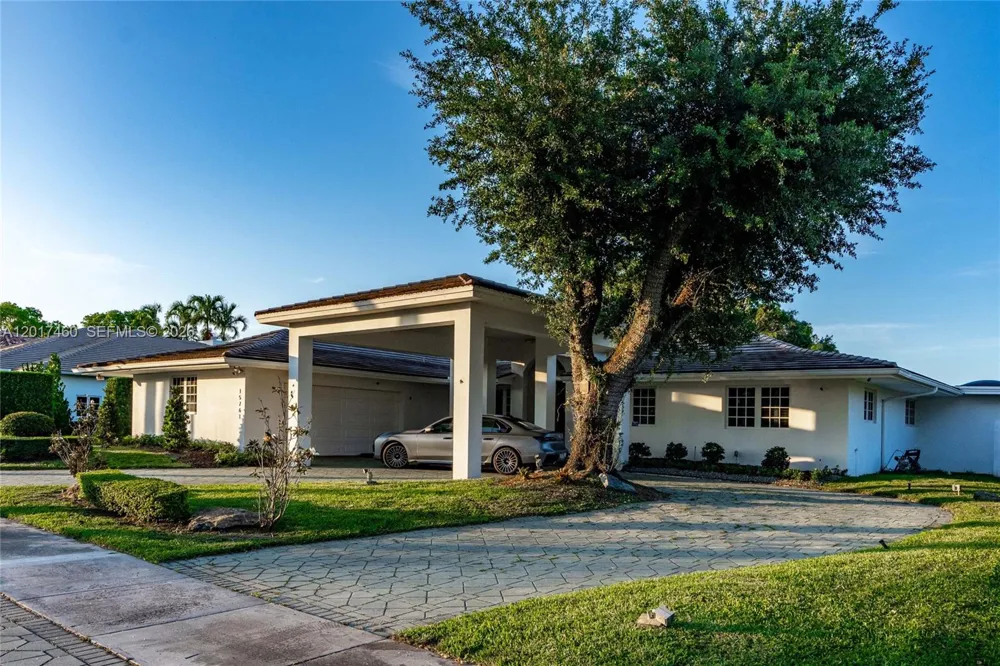 15761 Turnberry Dr Miami Lakes, FL 33014