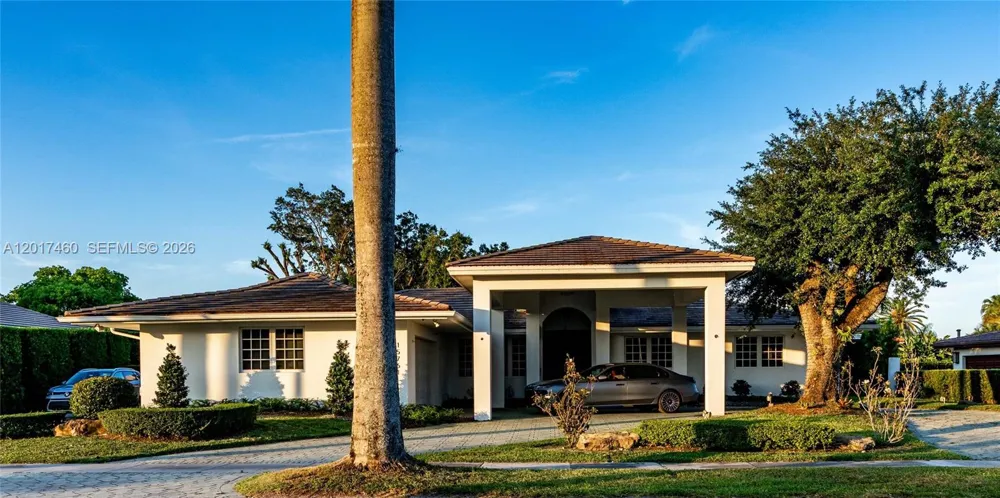 15761 Turnberry Dr Miami Lakes, FL 33014