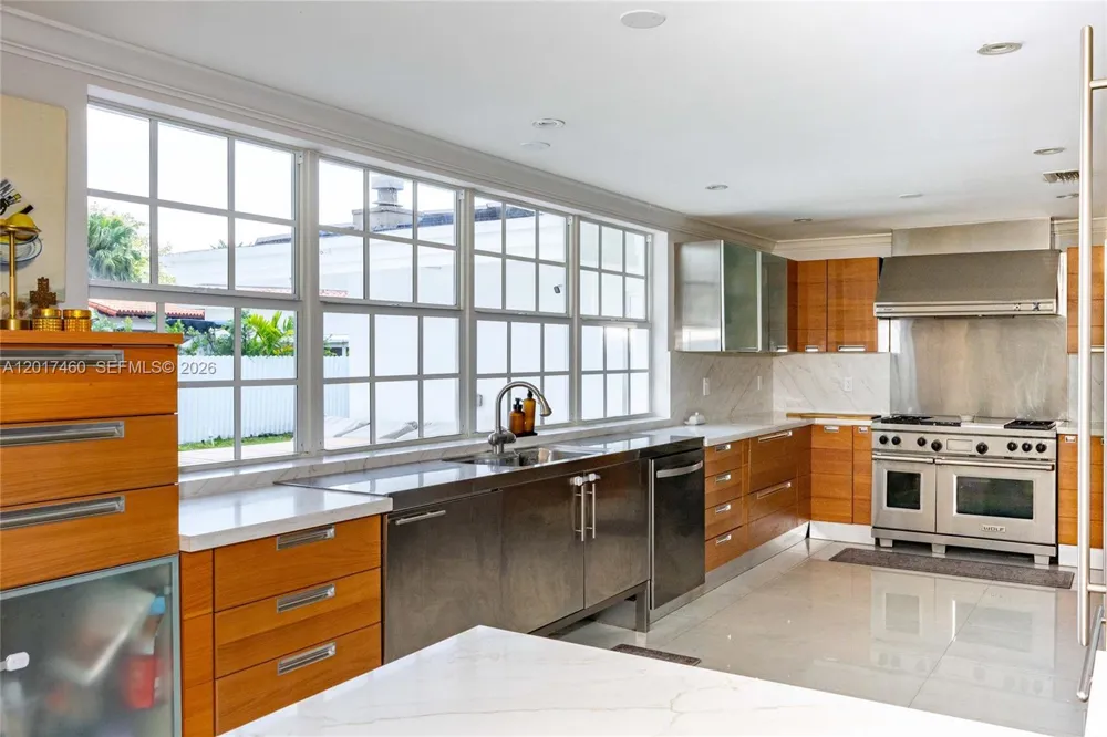 15761 Turnberry Dr Miami Lakes, FL 33014