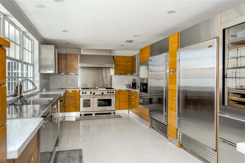 15761 Turnberry Dr Miami Lakes, FL 33014