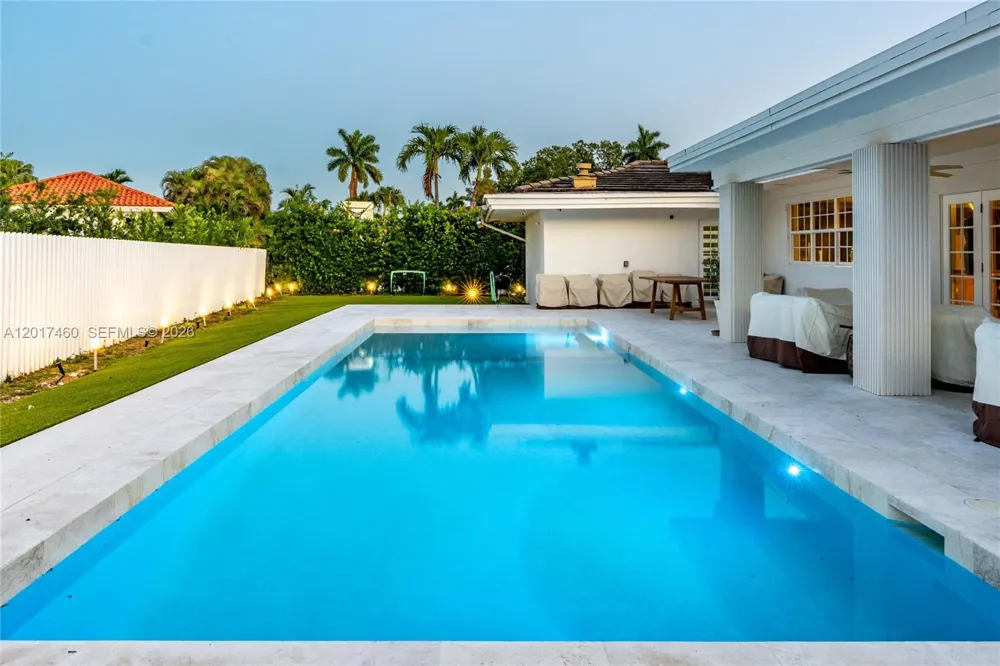 15761 Turnberry Dr Miami Lakes, FL 33014