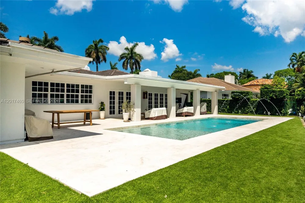 15761 Turnberry Dr Miami Lakes, FL 33014