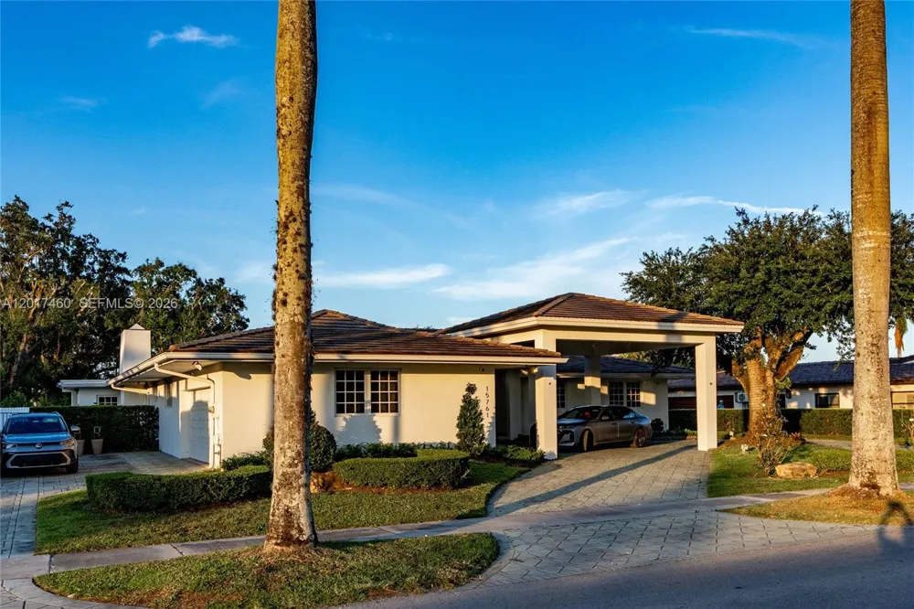 15761 Turnberry Dr Miami Lakes, FL 33014