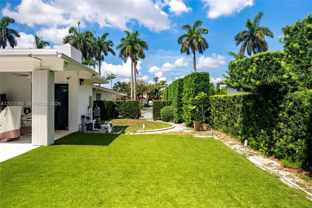 15761 Turnberry Dr Miami Lakes, FL 33014